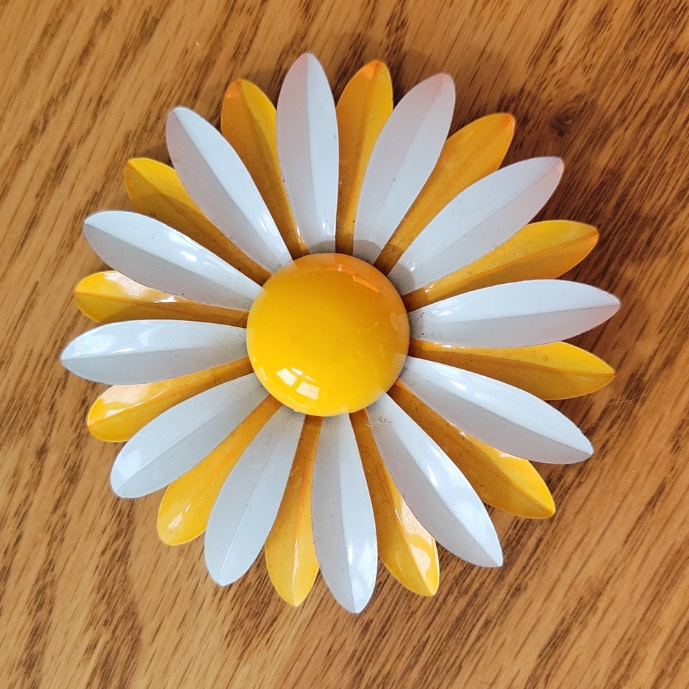 Vintage Enamel Brooch Pin Daisy